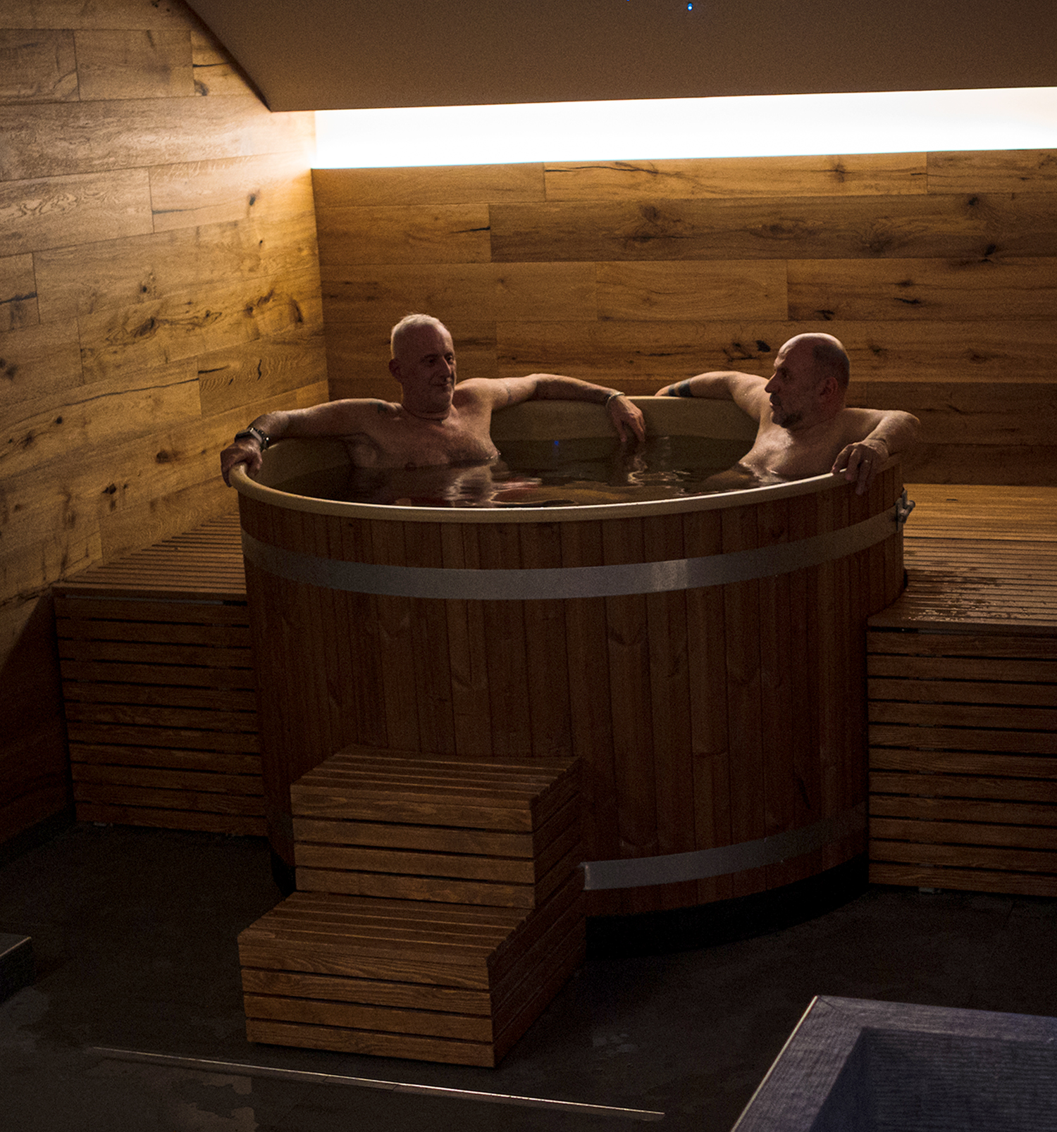 Holzbad mit Sternenhimmel